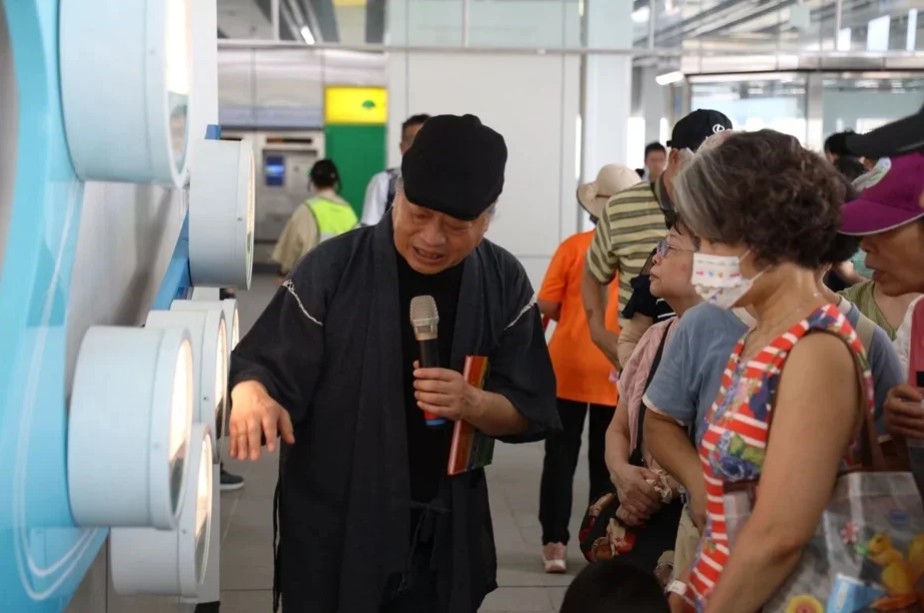 捷運三鶯線公共藝術開箱，新北市捷運工程局邀請沿線360位里民，化身「首批藝術體驗官」，由專業講師實地解說藝術作品及車站特色美學。圖／新北市捷運局提供